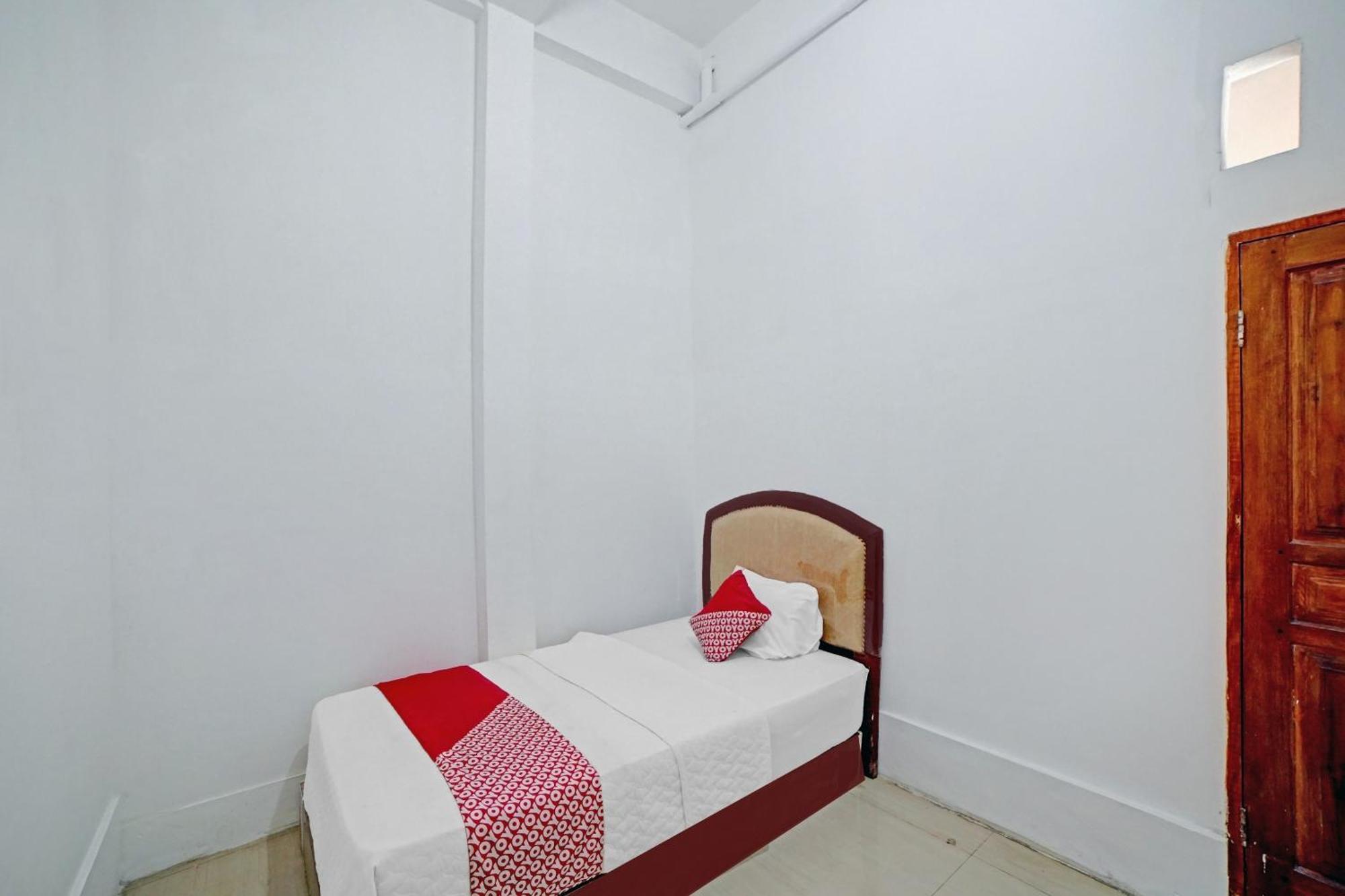 Oyo 90387 Sepakat Guest House Medan Eksteriør billede