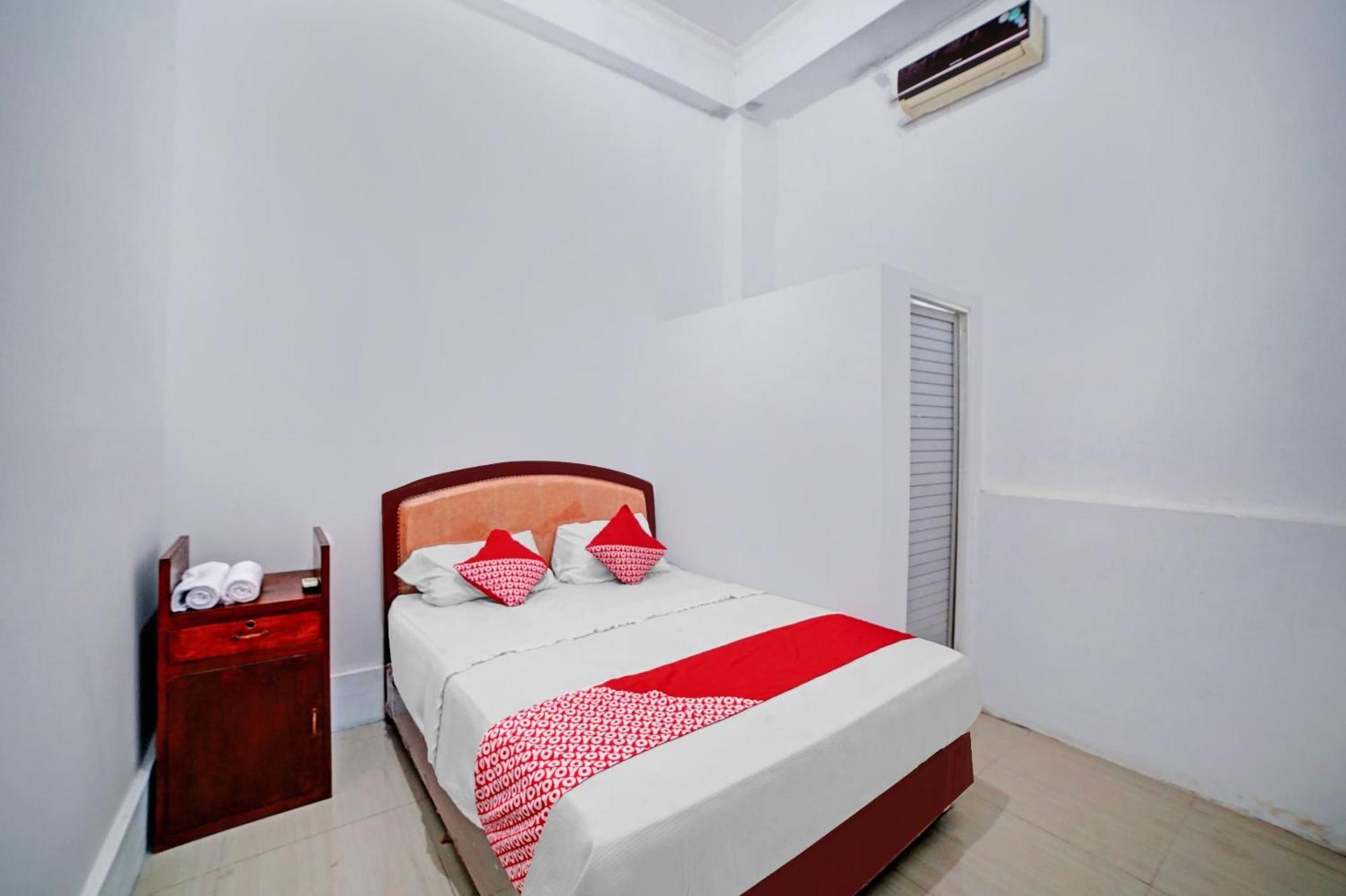 Oyo 90387 Sepakat Guest House Medan Eksteriør billede