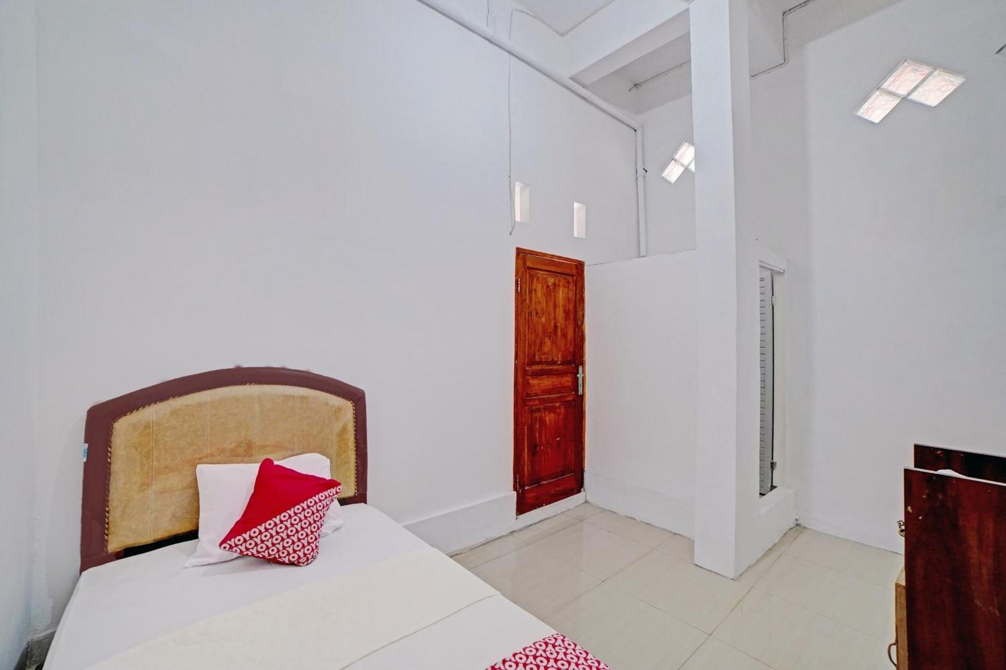 Oyo 90387 Sepakat Guest House Medan Eksteriør billede